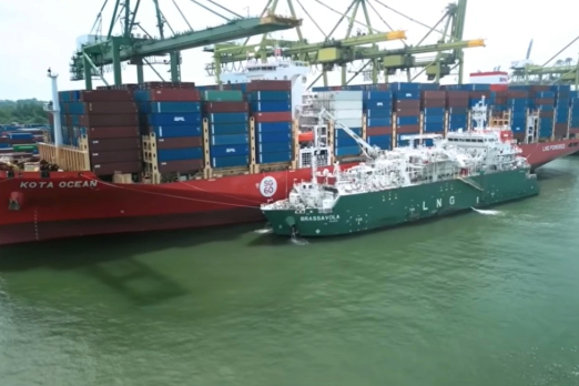 Pacific International Lines Completes First SIMOPS LNG Bunkering at Singapore