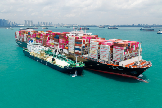Yang Ming's New Dual-Fuel Boxship Bunkers First LNG from Shell in Singapore