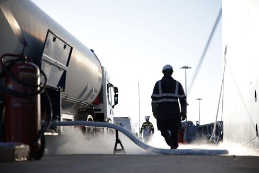 UECC Conducts First Bio-LNG Bunkering via Truck in Spain