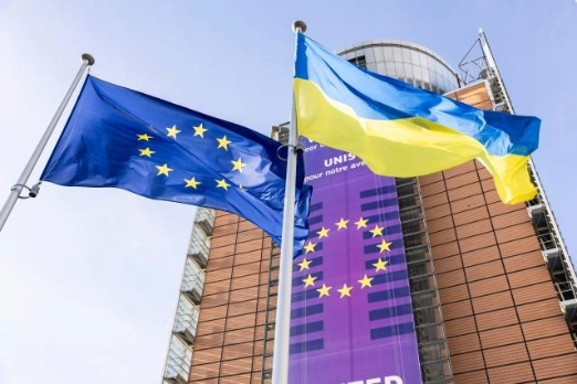 EU Lowers Russian Oil Price Cap, Adds Over 100 Ships to Sanctions List