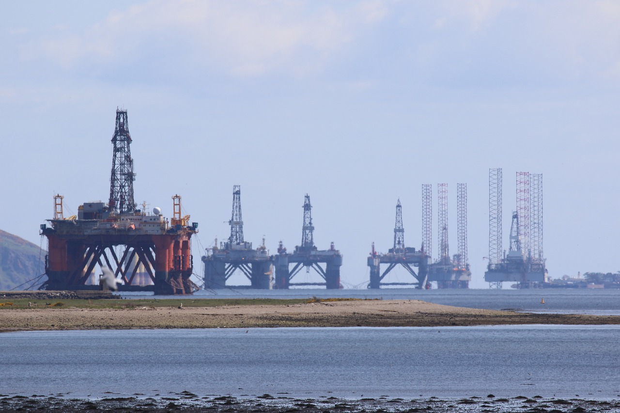 Crude Futures Trade Lower After Weekend of Geopolitical Turmoil