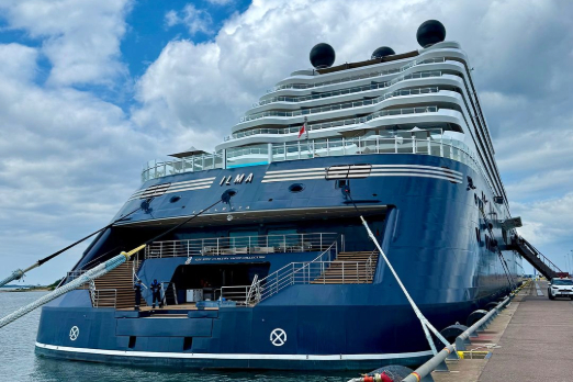 Mega Yacht Takes on LNG Bunkers for the First Time at Gothenburg