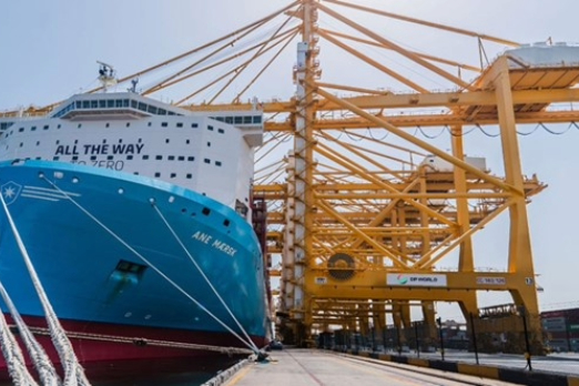 Maersk Boxship Takes on Methanol Bunkers at Yangshan