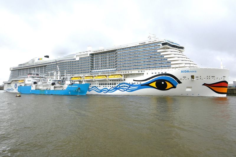 Titan Bunkers Cruise Ship With LNG at Hamburg