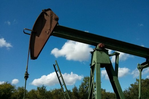 Crude Futures Fall Over 4% on US-Iran Deal to Reopen Strait of Hormuz