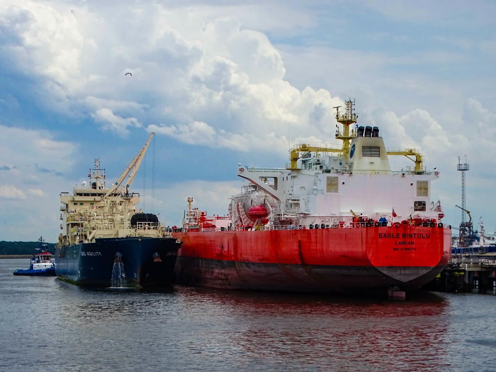 TotalEnergies Tanker Takes on LNG Bunkers for First Time