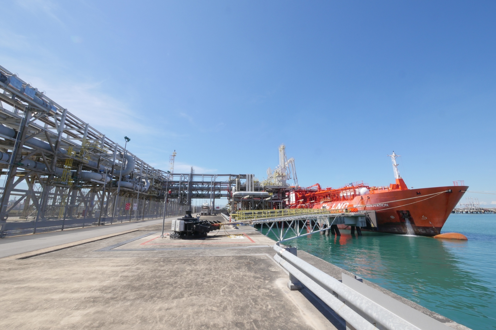 Singapore Sees First S-to-S LNG Transfer