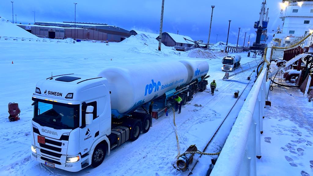 Glander International Bunkers Ship With LNG in Finland