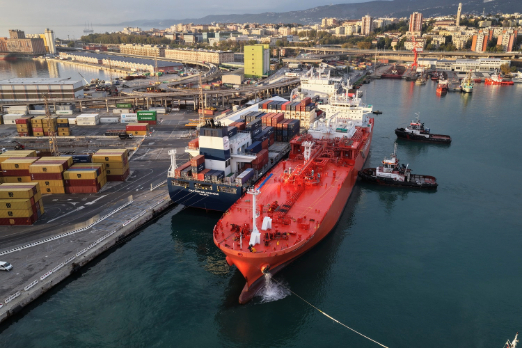 Edison and CMA CGM Conduct Italy's First STS LNG Bunkering of Boxship