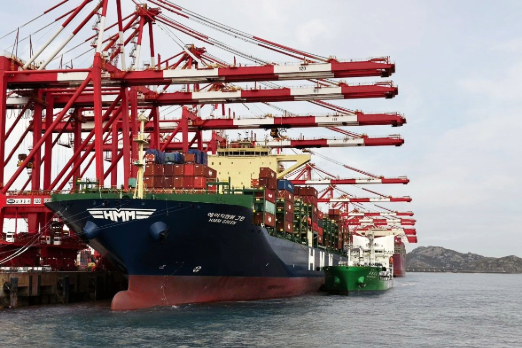 HMM New Boxship Begins Operations with Green Methanol Bunkering