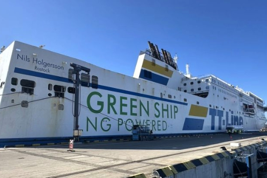 TT-Line Ro-Pax Vessel Takes on LNG at Klaipeda