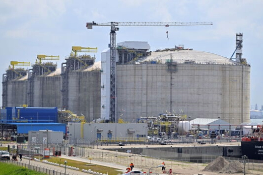 Rotterdam Adds New LNG Tank as Jetty for Bunkering Takes Shape