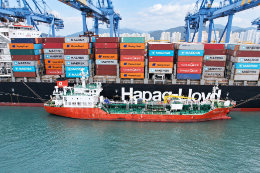 Hapag-Lloyd Completes First SIMOPS Biomethanol Bunkering in Busan
