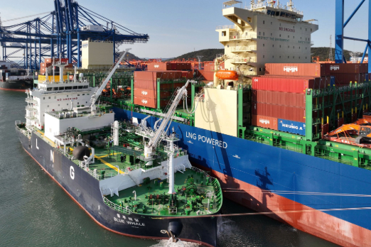 HMM Boxship Conducts SIMOPS LNG Bunkering in Busan for First Time